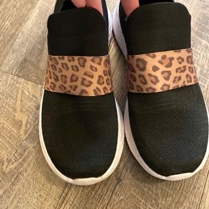 Like new slip on sneaker - cushionaire leopard